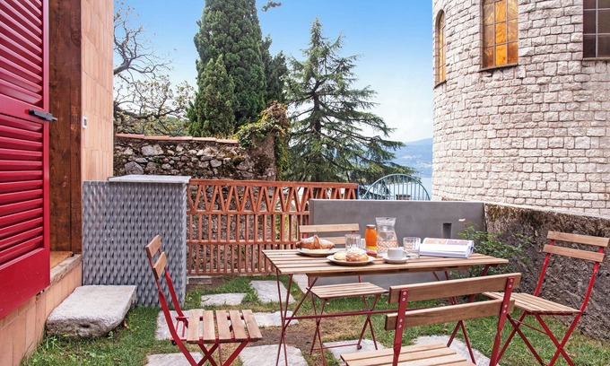 Laveno House | Holiday Home 'Cadepaia Lago Maggiore' with Lake View, Wi-Fi and Air Conditioning