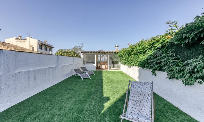 Llagostera House | Holiday Home "Can Mateuet" with Private Garden & Wi-Fi