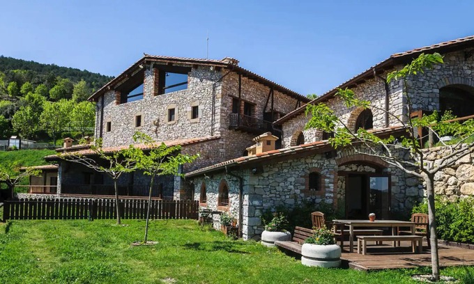 Montagut House | Holiday Home Casa a la natura de la Garrotxa with Mountain View, Terrace & Wi-Fi