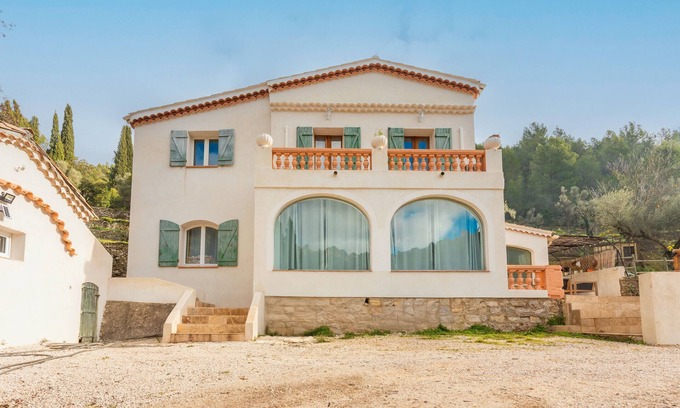 Sollies-Toucas House | Holiday Home 'Charmante Villa Necsilia' with Mountain View, Wi-Fi and Air Conditioning