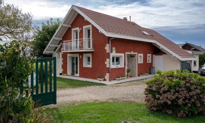 Rochefort House | Holiday Home 'Chez Les Ours' with Mountain View, Private Terrace and Wi-Fi