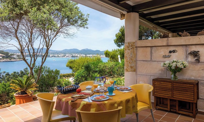 Portocolom House | Holiday Home Es Niu with Sea View, Garden and Wi-Fi