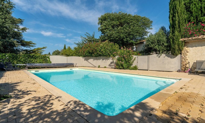 Camaret-sur-Aigues House | Holiday Home 'Petit Gîte De Tante Berthe' with Mountain View, Shared Pool and Wi-Fi