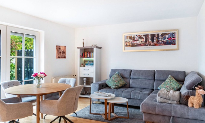 Ditzum House | Holiday Home 'Franz' with Private Terrace, Private Garden and Wi-Fi