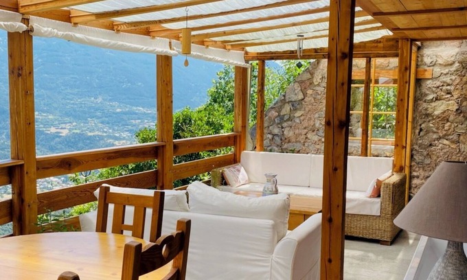 Eygliers House | Holiday Home 'Gite La Maison Du Bonheur' with Mountain View, Private Pool and Wi-Fi