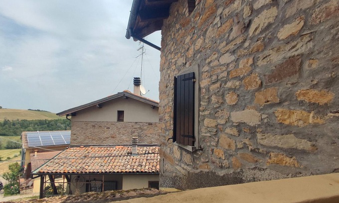 Loiano House | Holiday Home 'Gnazzano Home 1' with Mountain View, Wi-Fi and Air Conditioning