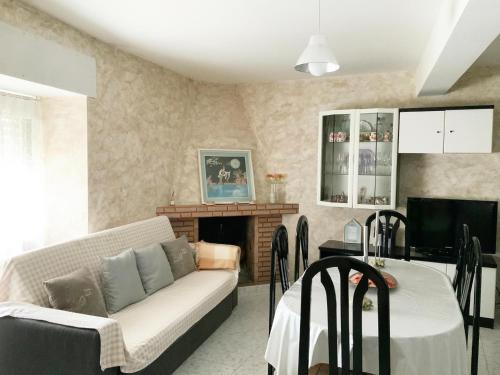 Villamiel House | Holiday Home in Villamiel with Mountain Views, cleaning included