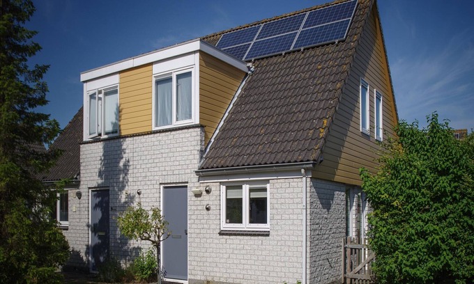 Wemeldinge House | Holiday Home in Zeeland with Spacious Garden