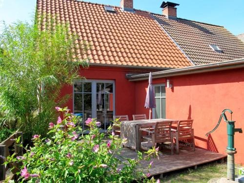 Leopoldshagen House | Holiday Home Kapitänshaus Leo by Interhome
