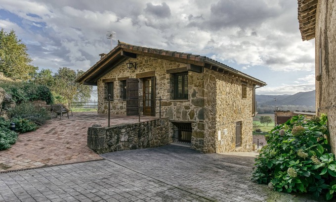 La Vall d'en Bas House | Holiday Home 'La Cabanya De La Rovira - Dalt' with Mountain View, Private Terrace and Wi-Fi