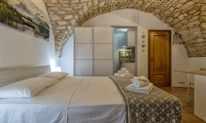 Sassari Apartment | Holiday Home "La Casetta di Pietra" with A/C and Wi-Fi