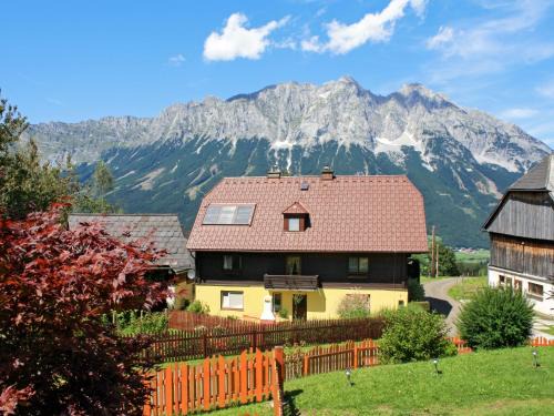 Niederoeblarn House | Holiday Home Landhaus Prieger by Interhome
