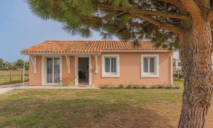 Valeyrac House | Holiday Home 'Le Pin Franc' with Private Terrace, Private Garden and Wi-Fi