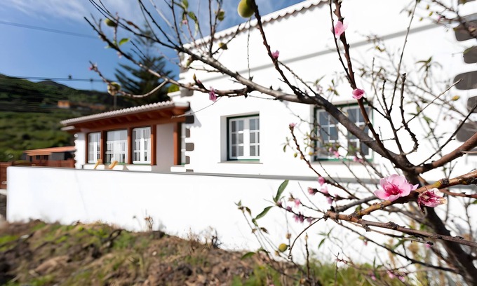 Villa de Mazo House | Holiday Home 'Los Duraznos' with Private Terrace, Private Garden and Wi-Fi