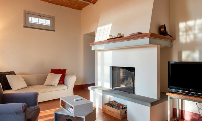 Cortona Apartment | Holiday Home 'Magazzino 4 Superior' with Shared Pool, Wi-Fi and Air Conditioning