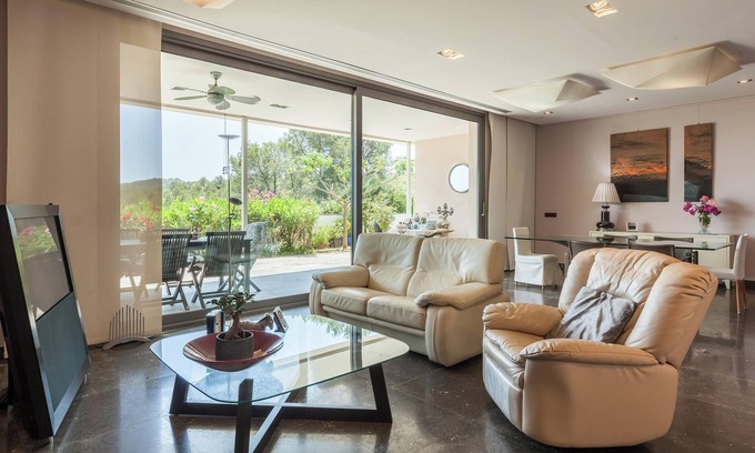Sant Pere de Ribes House | Holiday Home Maryse with Sea View, Heated Pool & Wi-Fi
