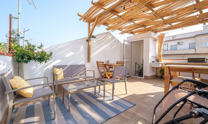 Spadafora House | Holiday Home 'Mira' accomodation with a terrace.