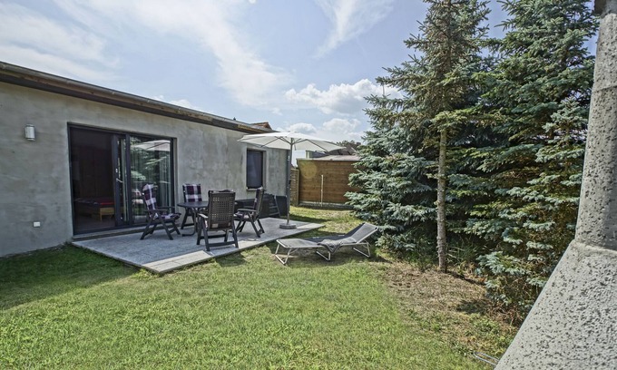Monkebude House | Holiday Home 'Ostseeferienhaus Nebengebäude' with Private Terrace and Wi-Fi