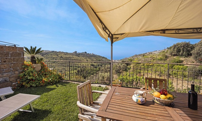 Pompeiana House | Holiday Home 'Pelagos' with Sea View, Shared Pool & A/C