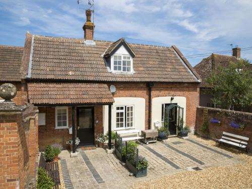 Worton House | Holiday Home The Carriage House by Interhome