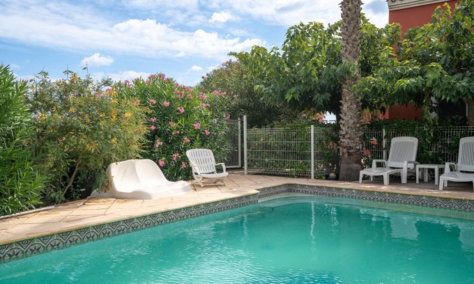 Cap d'Agde Villa | Holiday Home 'Villa Avec Piscine Partagée' with Shared Pool, Wi-Fi and Air Conditioning