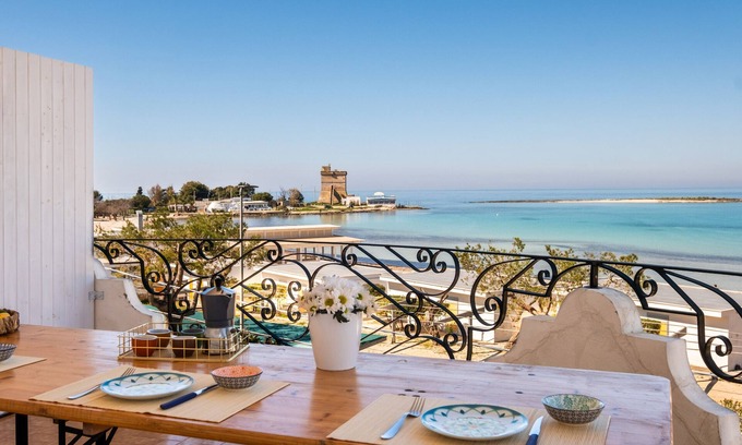 Sant'Isidoro House | Holiday Home 'Villa Gaudì - Sagrada' with Sea View, Wi-Fi and Air Conditioning