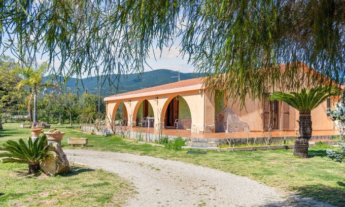 Castiadas House | Holiday Home 'Villa La Palma' with Mountain View, Wi-Fi and Air Conditioning