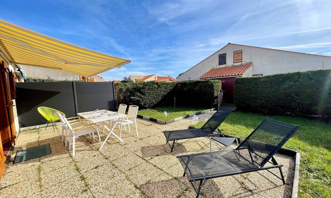 Brem Sur Mer House | Holiday home with heated pool 800m from the beach