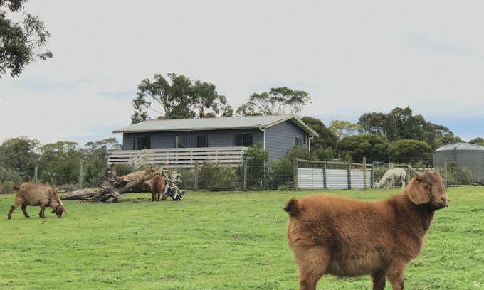 Grantville House | Holiday House on 6 acres (Farm Stay)