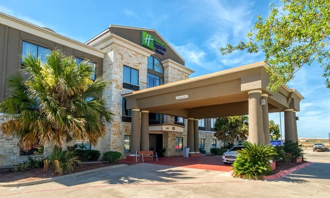 Beeville Hotel | Holiday Inn Express and Suites Beeville by IHG