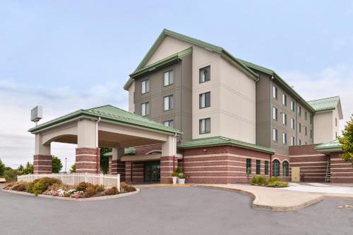 Breezewood Hotel | Holiday Inn Express Breezewood by IHG