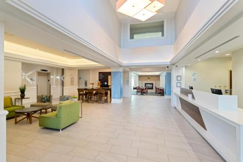 Hauppauge Hotel | Holiday Inn Express Hauppauge-Long Island by IHG