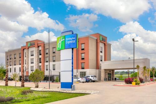 Hillsboro Hotel | Holiday Inn Express Hillsboro I-35 by IHG