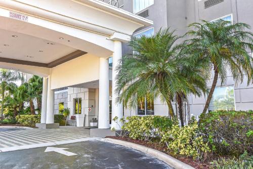 Cocoa Hotel | Holiday Inn Express & Suites Cocoa by IHG