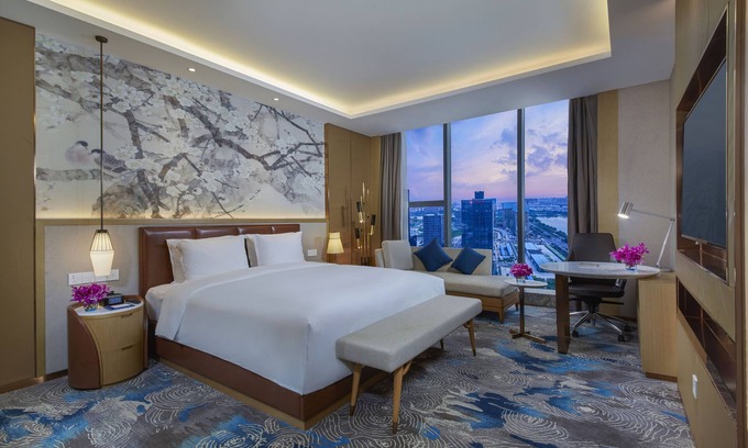 Jinshui District Hotel | Holiday Inn Express Zhengzhou Longzi Lake by IHG