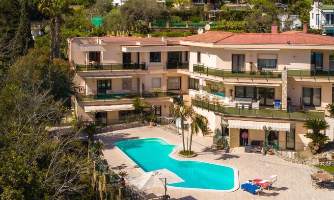 Posillipo Apartment | Holiday Naples - Big Apartment on The Swimming Pool in front of Capri