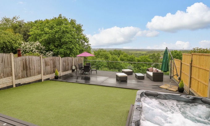 Annesley Woodhouse Cottage | HOLLINWELL VIEW, family friendly, with hot tub in Kirkby-In-Ashfield