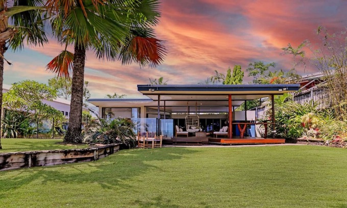 Holloways Beach House | Holloways Beach Retreat: Private Pool & Oceanfront
