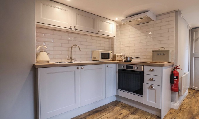 Lavenham Cottage | HOLLY HOUSE STUDIO, pet friendly, with a garden in Lavenham