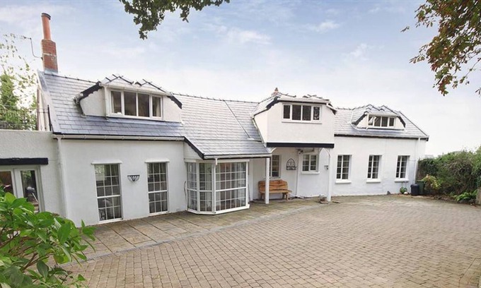 Crynant House | Holly Tree Lodge in the beautiful Swansea