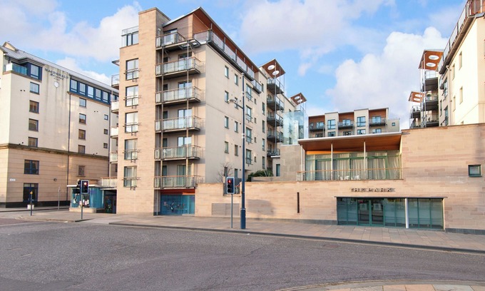 Old Town Apartment | Holyrood Rd[379] Stylish 3 bed Apt overlooking Arthur's Seat with private secure parking and balcony