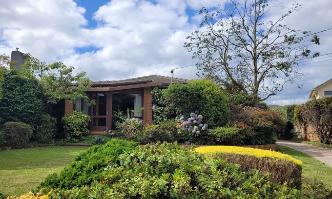 Mount Waverley House | Home away from home in tranquil garden setting