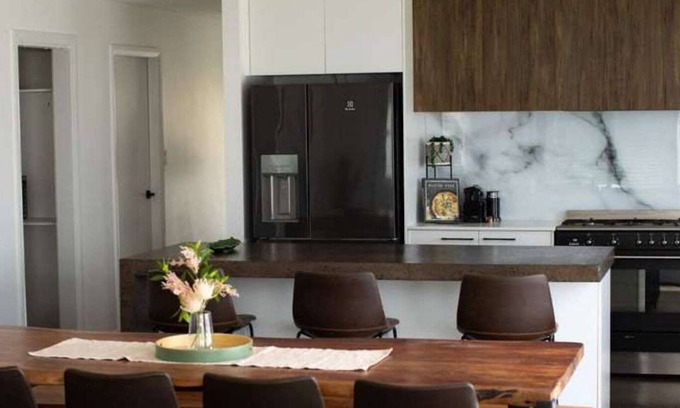 Dubbo House | Home Away From Home - Contemporary Sophistication
