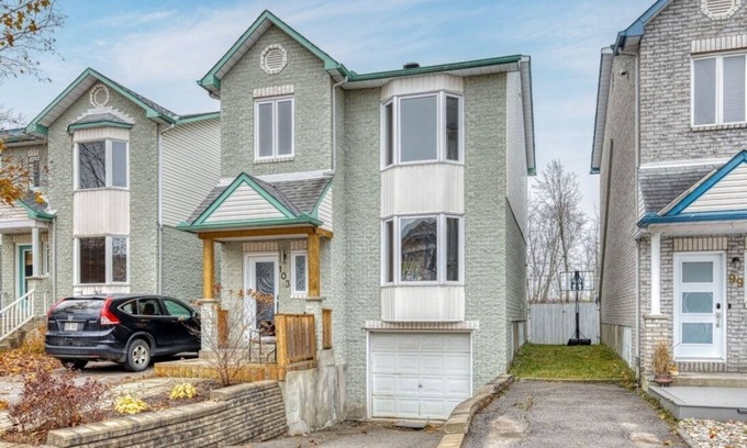 Gatineau House | Home away from home with a pool in Gatineau