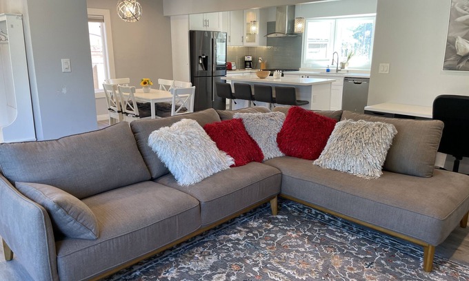 Anaheim Colony Historic District House | Home for Vacations near California Disneyland.