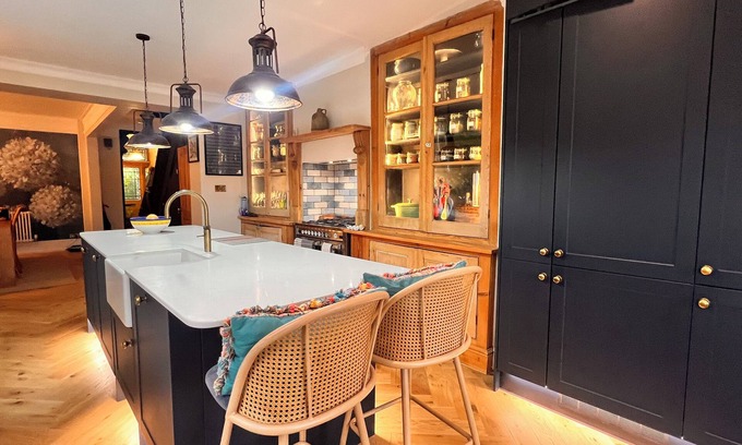 Appledore House | Home in Appledore with own parking and Hot Tub. Dogs welcomed