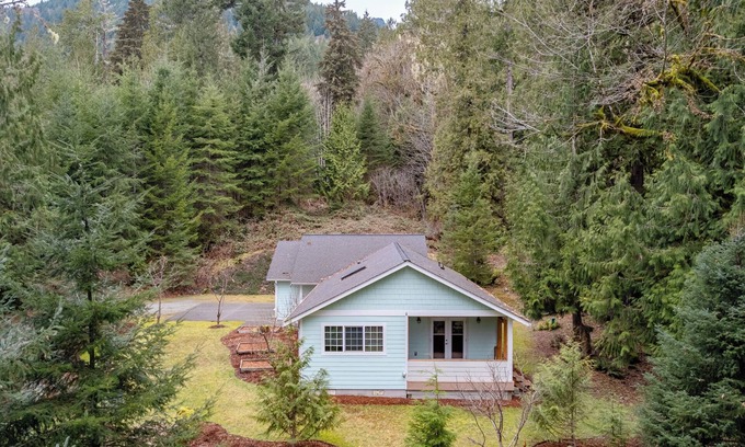 Rockport House | Home in the woods with private Creek & Hot tub near North Cascades National Park