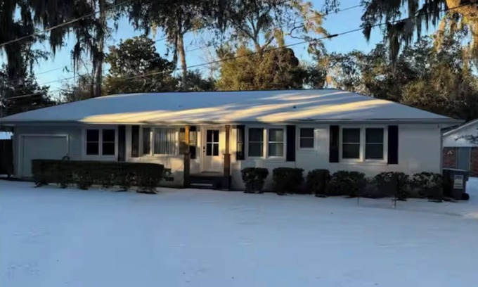 Beaufort House | Home Under The Oaks - Sleeps 6!
