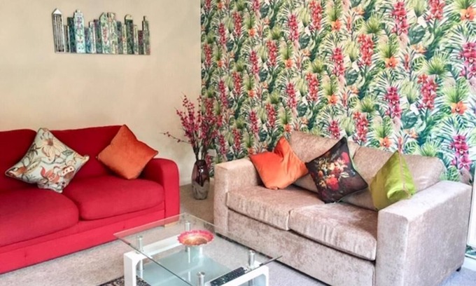 Cambridge House | Homely Birch Close House with Free Parking, Garden & Sleeps 8n