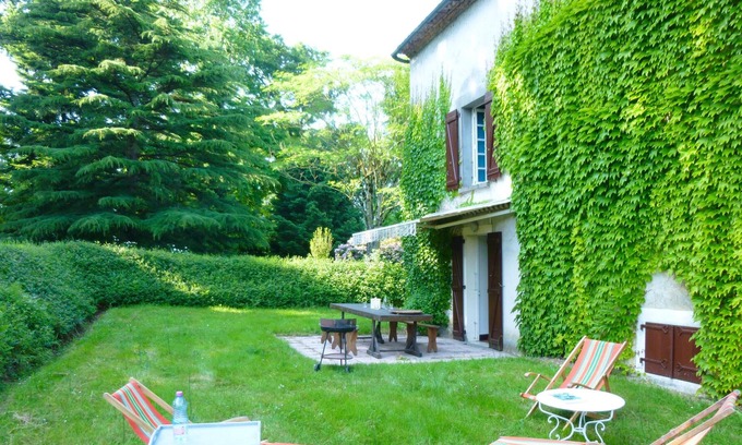 Genouillac House | Homerez - Spacious house for 8 ppl. with terrace at Terres-de-Haute-Charente